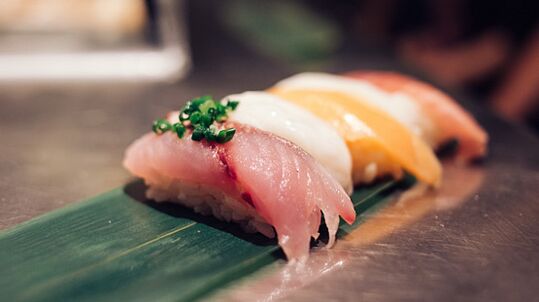 ताजा मछली व्यंजन जापानी आहार में प्रोटीन और फैटी एसिड का भंडार हैं