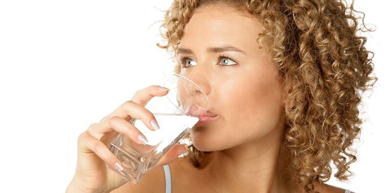 पीने के आहार पर, आपको अन्य तरल पदार्थों के अलावा, 1. 5 लीटर शुद्ध पानी का सेवन करना चाहिए