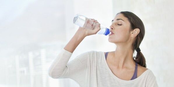 तेजी से वजन कम करने के लिए आपको रोजाना कम से कम 2 लीटर पानी पीने की जरूरत है।
