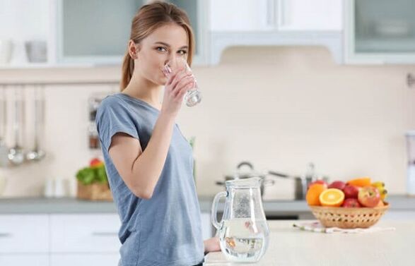 आलसी आहार पर वजन कम करने के लिए भोजन से पहले पानी पीना
