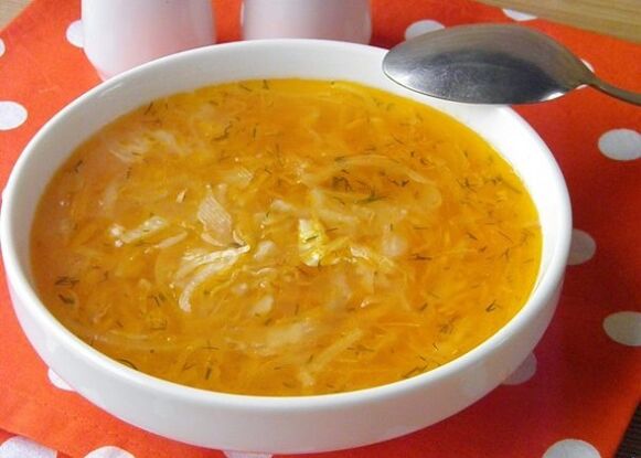 उन लोगों के लिए मेनू पर गोभी का सूप जो साउरक्रोट के कारण अपना वजन कम करना चाहते हैं
