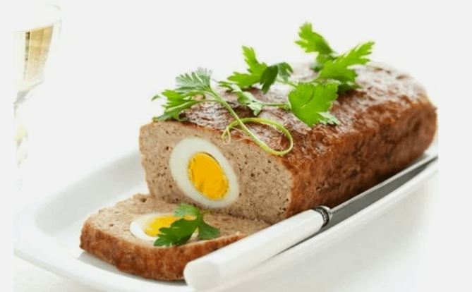 ड्यूकन के आहार पर एक अंडे के साथ मांस रोल