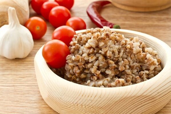 सब्जियों के साथ एक प्रकार का अनाज दलिया